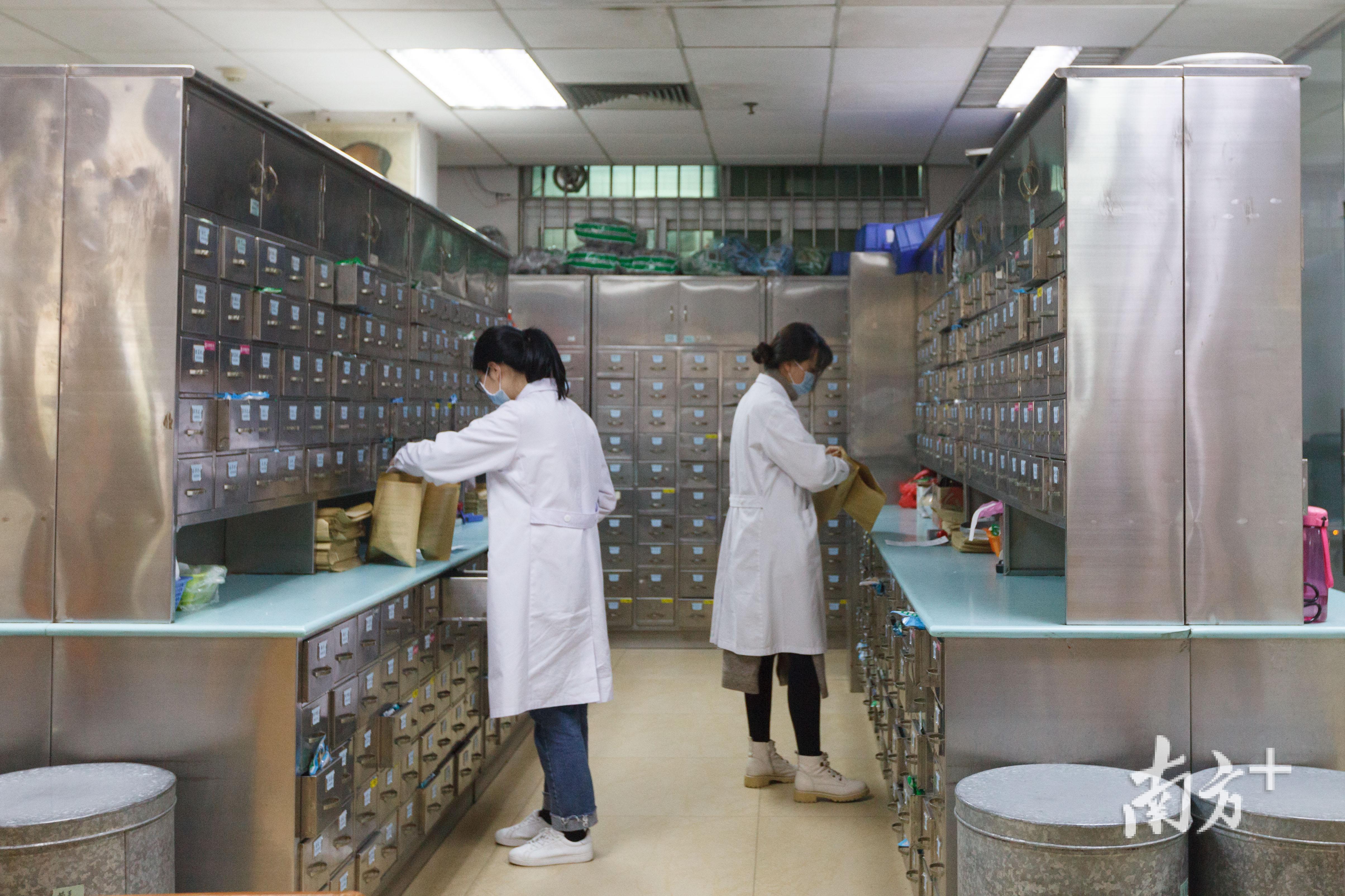 中药汤剂在疫情中走红。（余文诗摄）