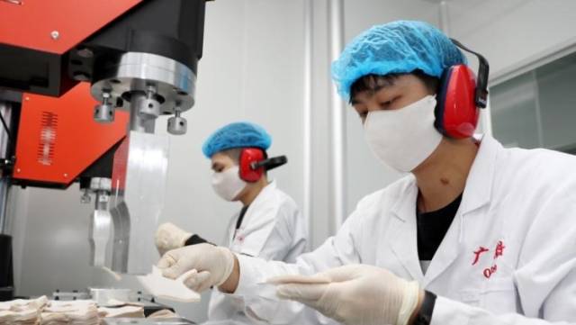 黄埔企业科研攻关“升级”口罩：连续佩戴8小时，可重复使用4天