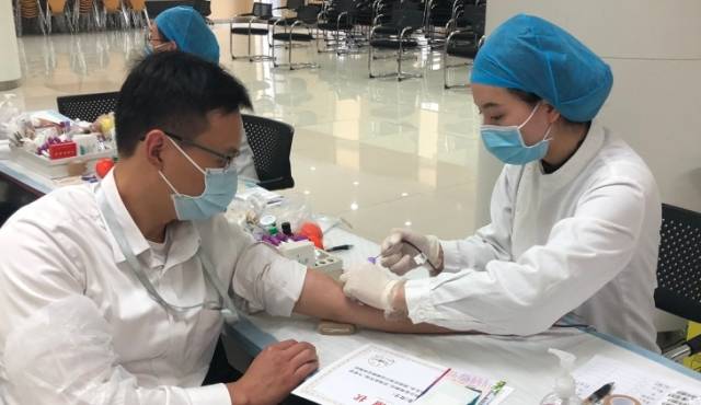 万企暖医|挽起袖子献热血，广汽集团组织员工无偿献血助战“疫”