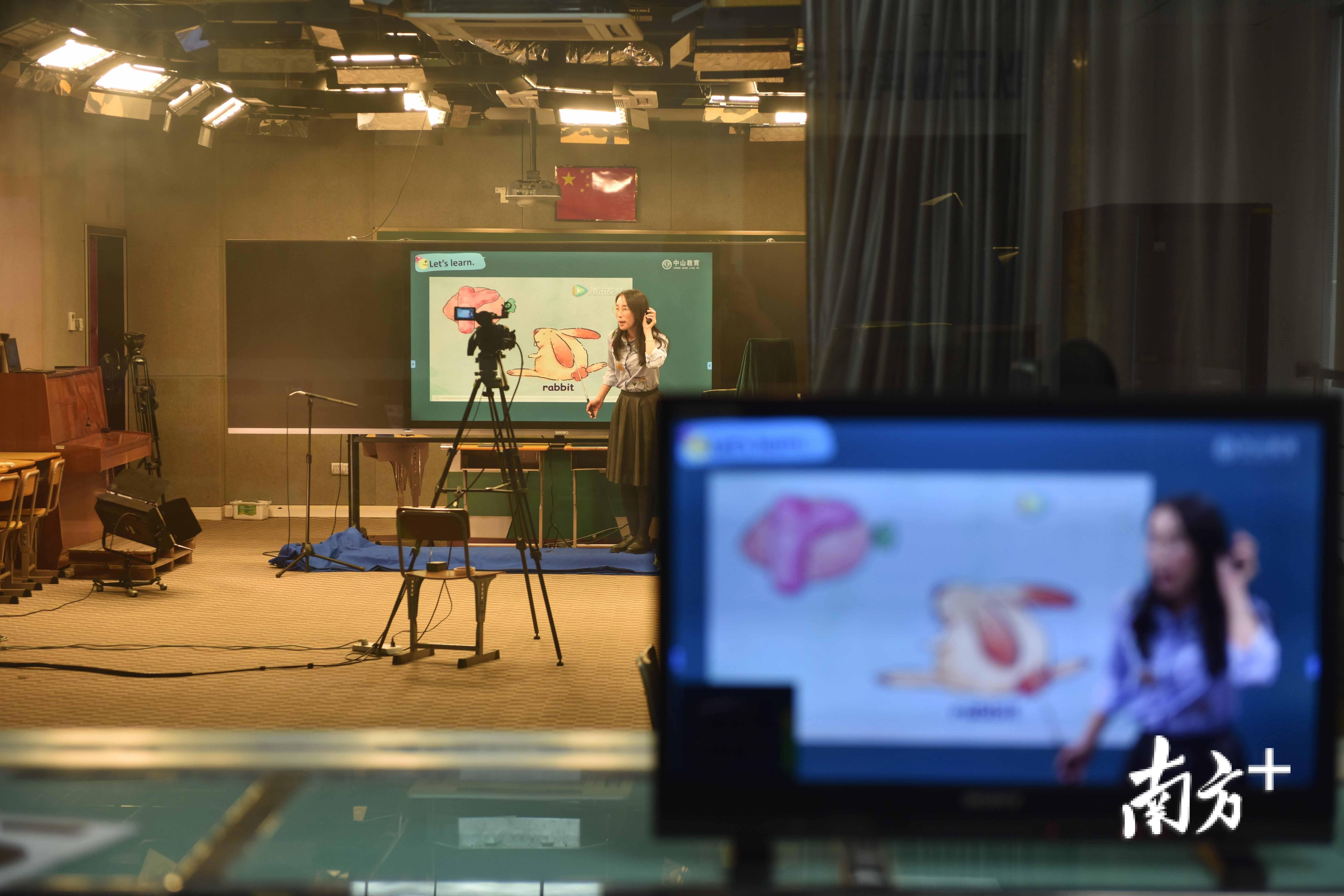 在电教站演播室里，一位中山英语教师正在录播课程。