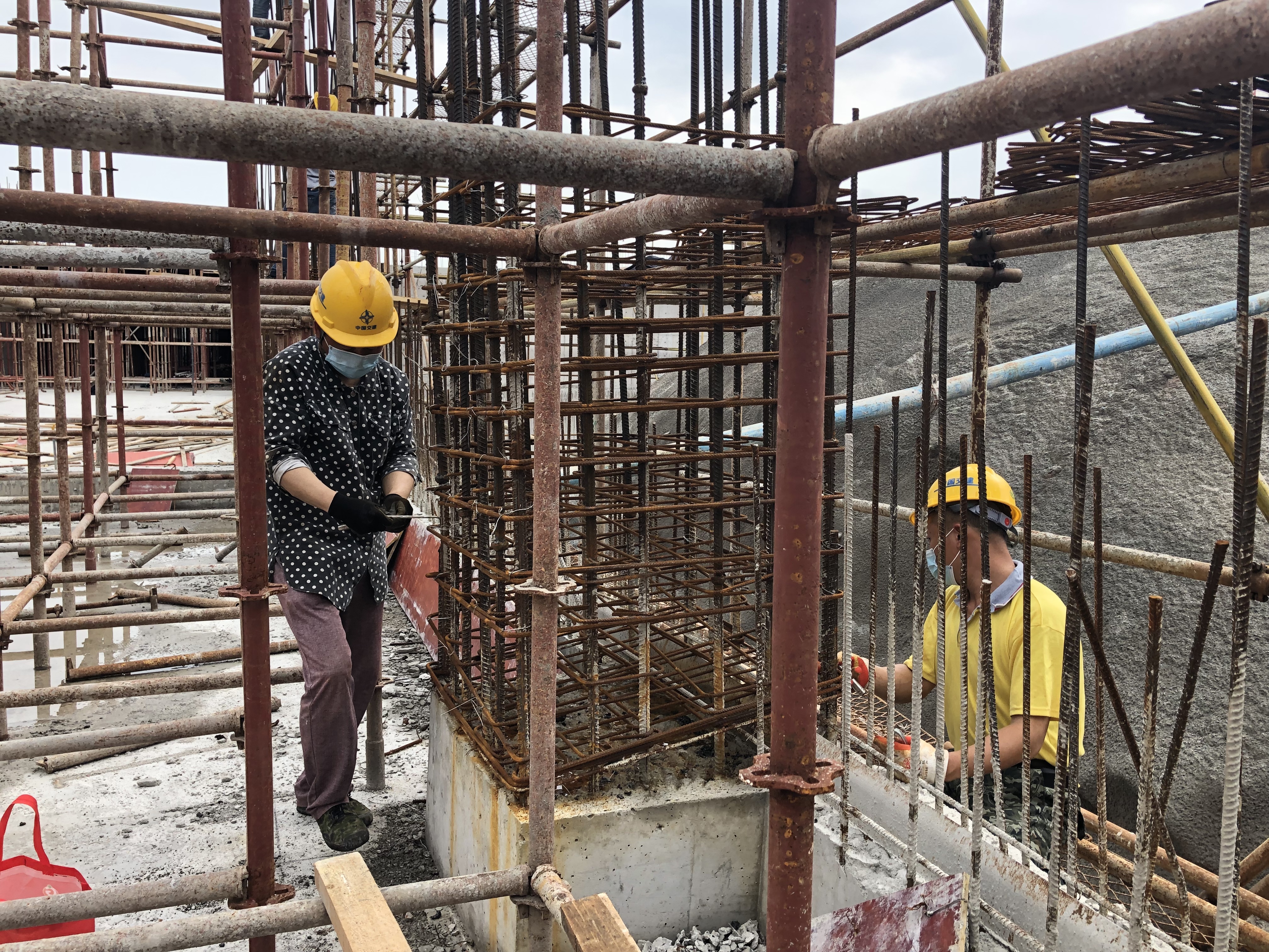 工人忙活。 工人忙活。