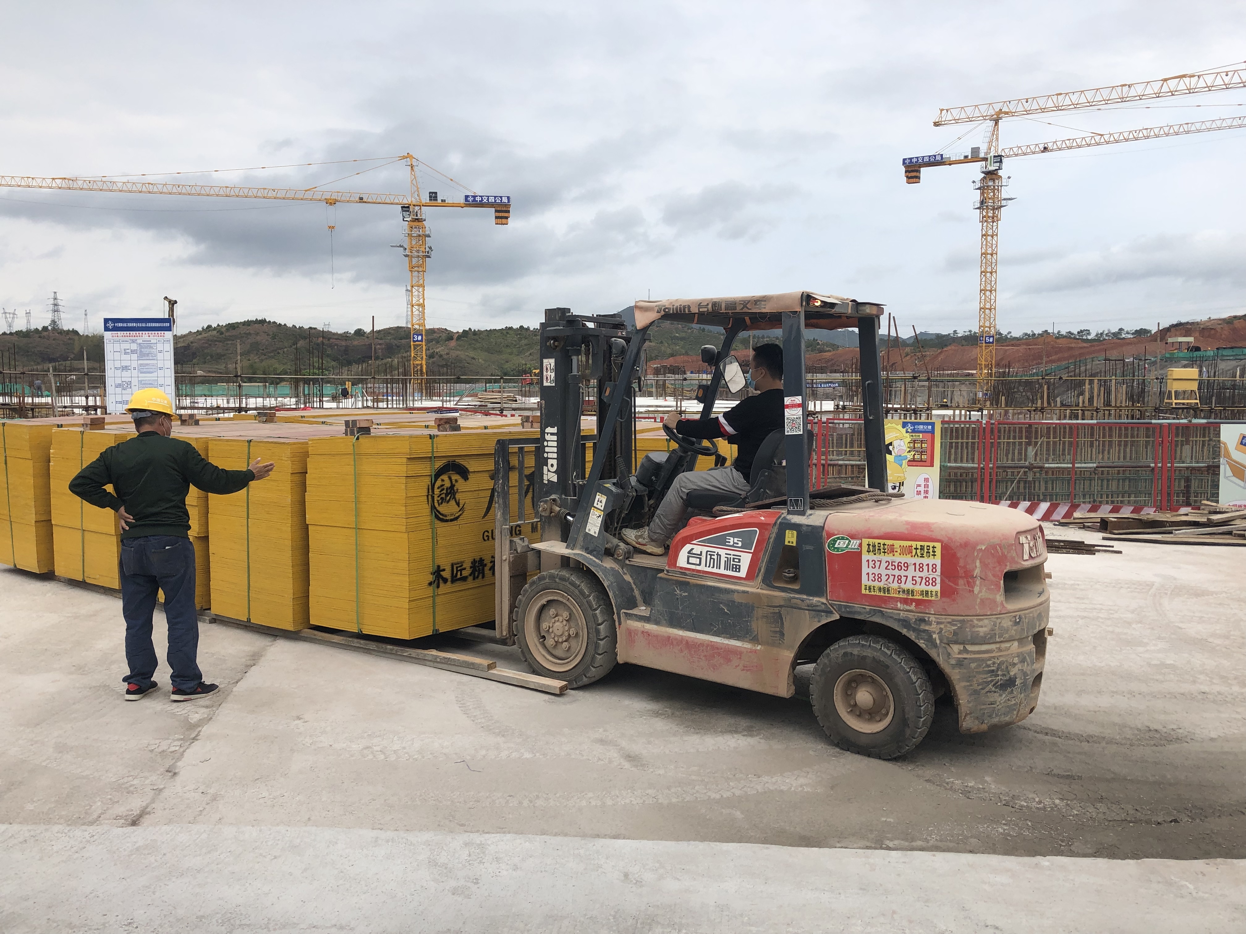 叉车运料。 叉车运料。