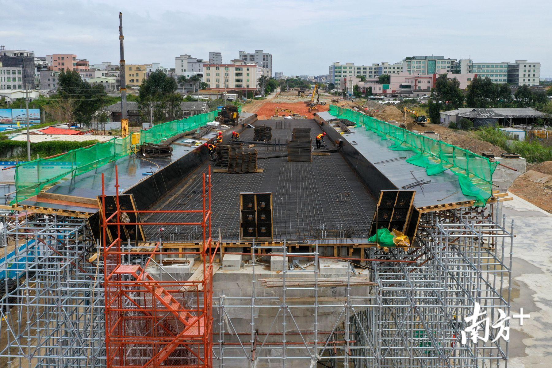 省、市重点建设项目汕北大道（凤东路）澄海段凤翔路跨线桥施工现场。陈史摄