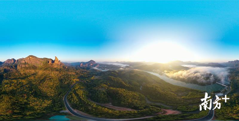 阅丹公路沿线郁郁葱葱的植被。