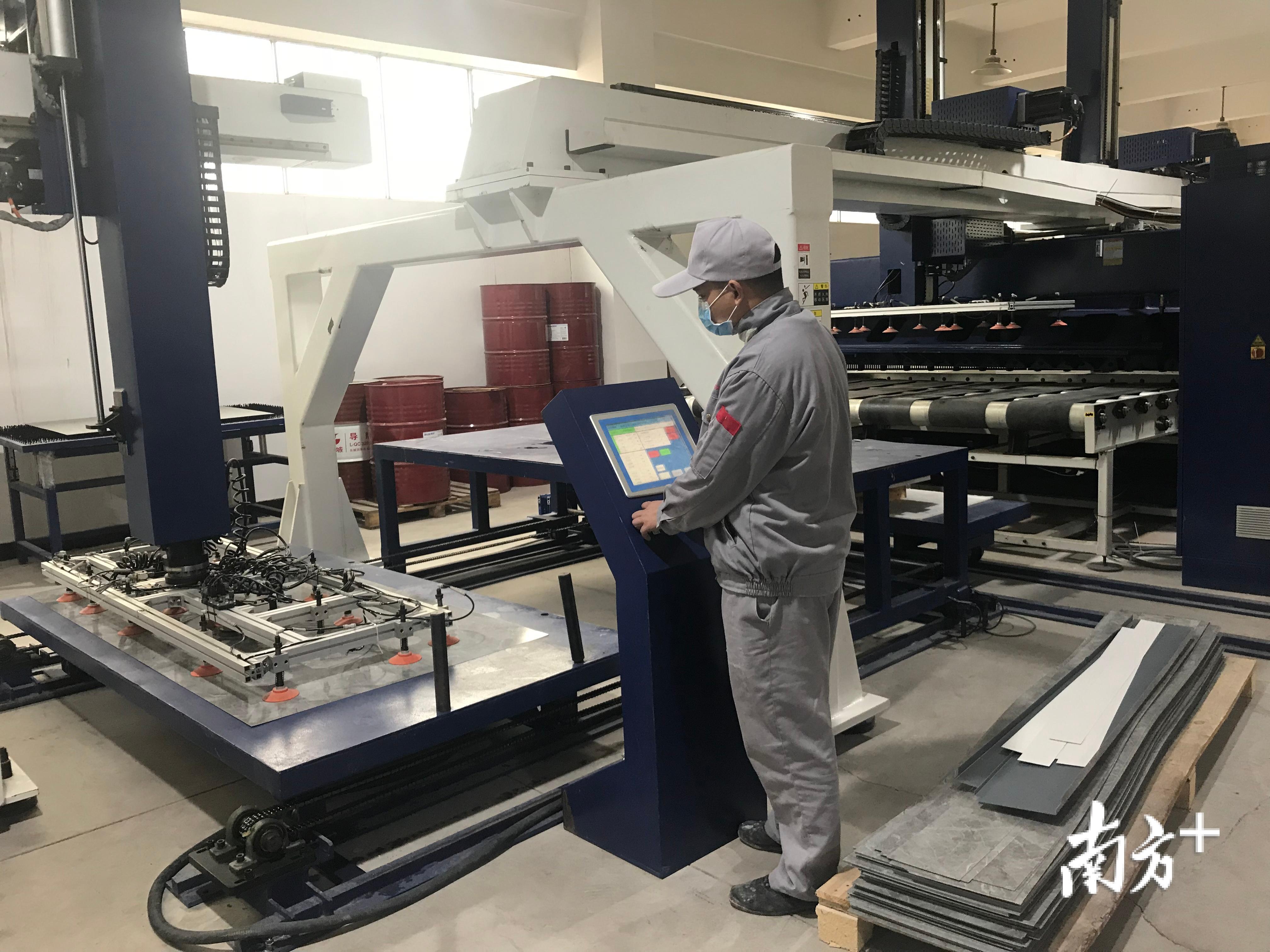 “龙川科逸”员工在操作生产仪器。