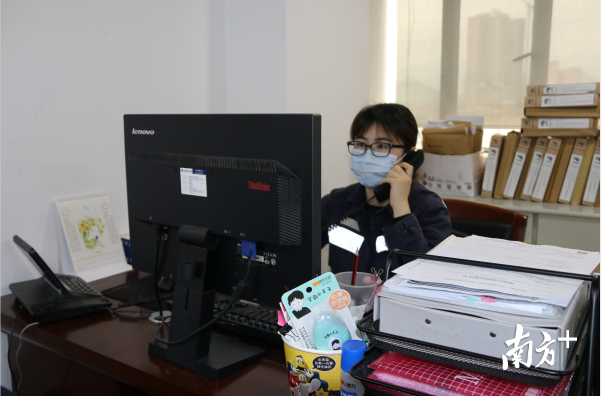 工作人员主动联系当地规模以上工业及大用电客户，了解企业复工复产情况。刘尉斌 摄