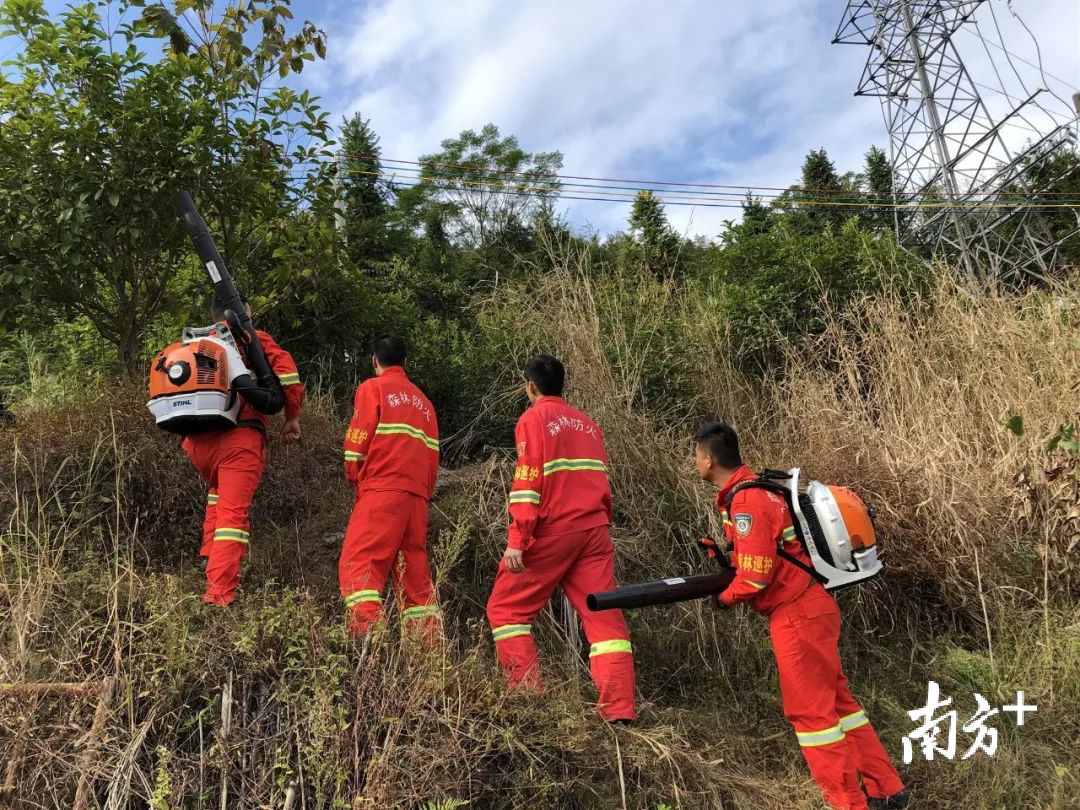仁化县森林专职消防员深入林区开展巡查。