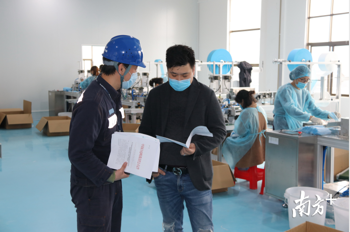 工作人员为客户介绍电网支持企业复工优惠电价政策。刘尉斌 摄