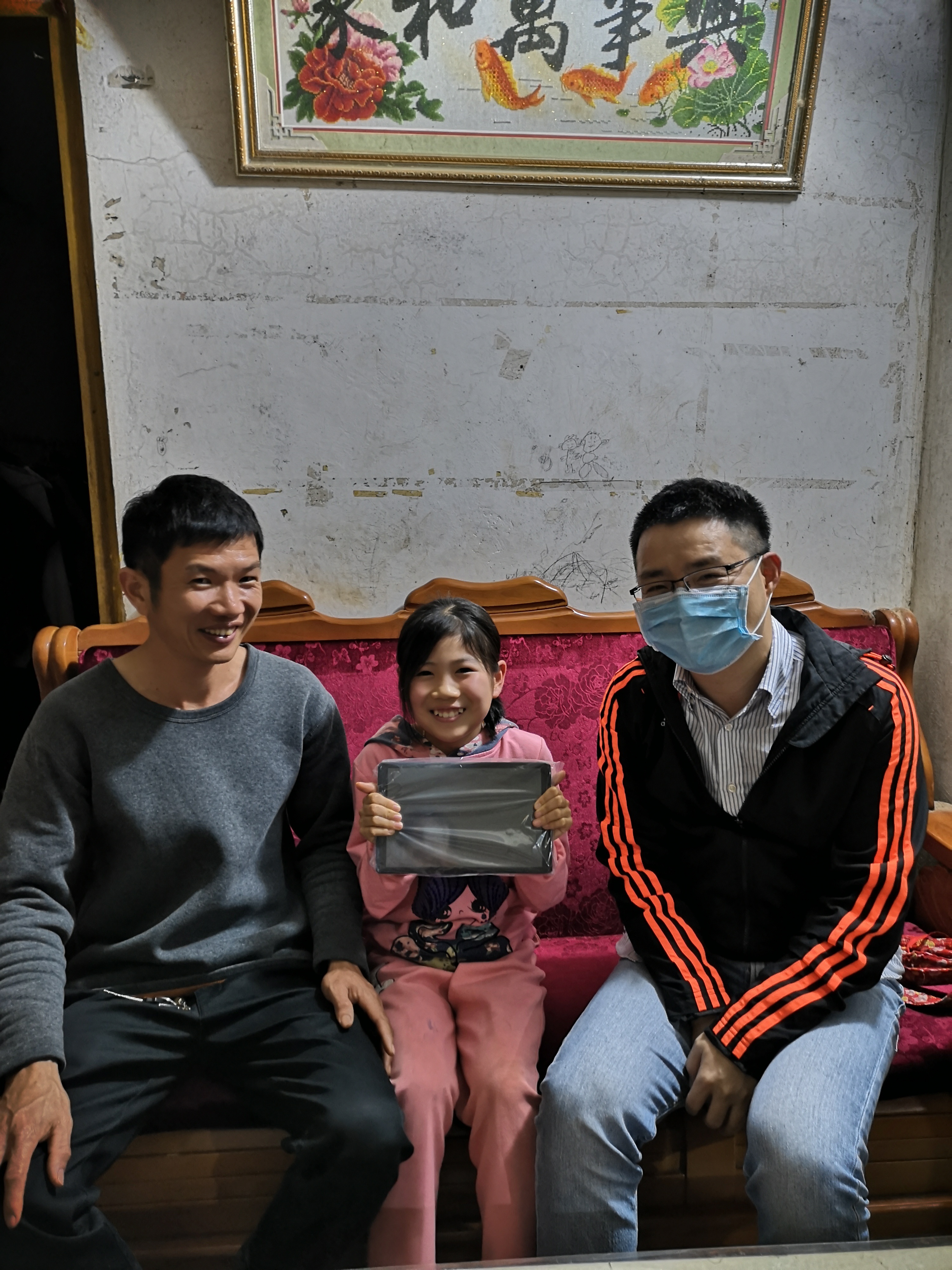 贫困学生领到平板电脑时十分高兴。 贫困学生领到平板电脑时十分高兴。