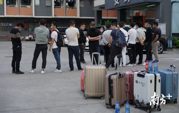 等待应急的德富莱临时工人。摄影/记者李荣华 等待应急的德富莱临时工人。摄影/记者李荣华