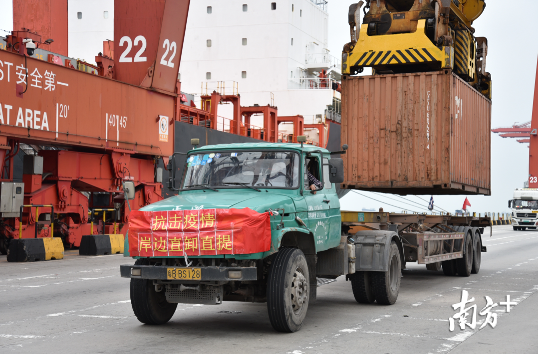 蛇口海关通过“船边直提”作业模式快速验放一批口罩生产设备。