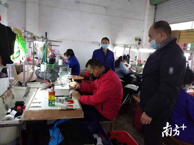 洪亮制衣厂工人在生产中。