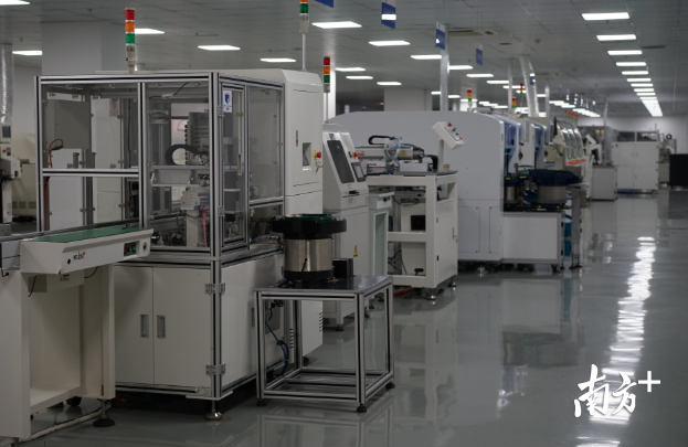 德富莱的工业4.0智慧工厂产线。摄影/记者李荣华 德富莱的工业4.0智慧工厂产线。摄影/记者李荣华