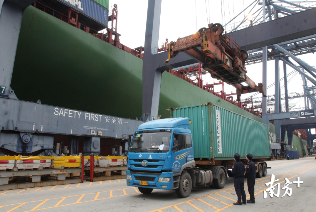 “抵港直装”打造出口直通车，无需查验的出口货物运抵码头后即直接吊装上船。