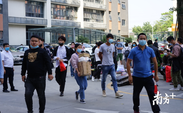 等待应急的德富莱临时工人。摄影/记者李荣华 等待应急的德富莱临时工人。摄影/记者李荣华