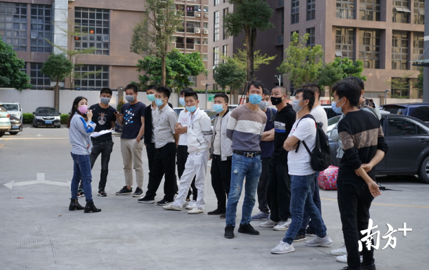 等待应急的德富莱临时工人。摄影/记者李荣华 等待应急的德富莱临时工人。摄影/记者李荣华