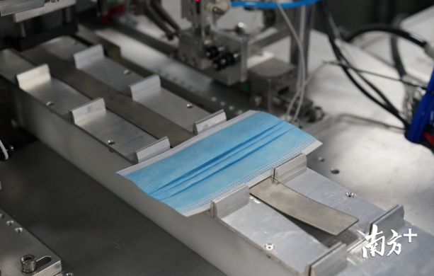 德富莱口罩机调试时生产出的口罩。摄影/记者李荣华 德富莱口罩机调试时生产出的口罩。摄影/记者李荣华