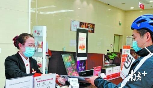 中信银行深圳分行员工向客户快递应急口罩