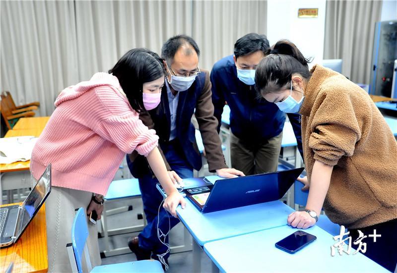 黄江中学，老师们讨论网络课程的授课方案。南方日报记者 孙俊杰 通讯员 邓浩凡 摄