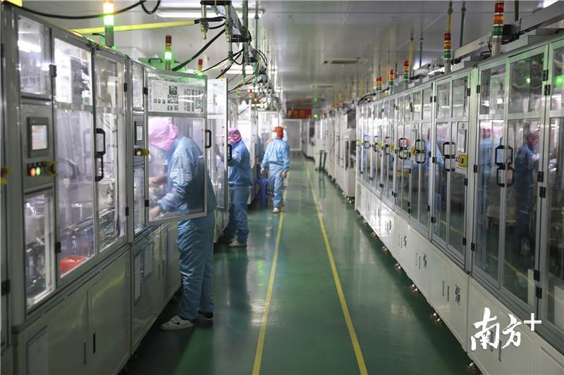 东莞三友联众车间,技术人员穿着无尘防护服在车间作业.