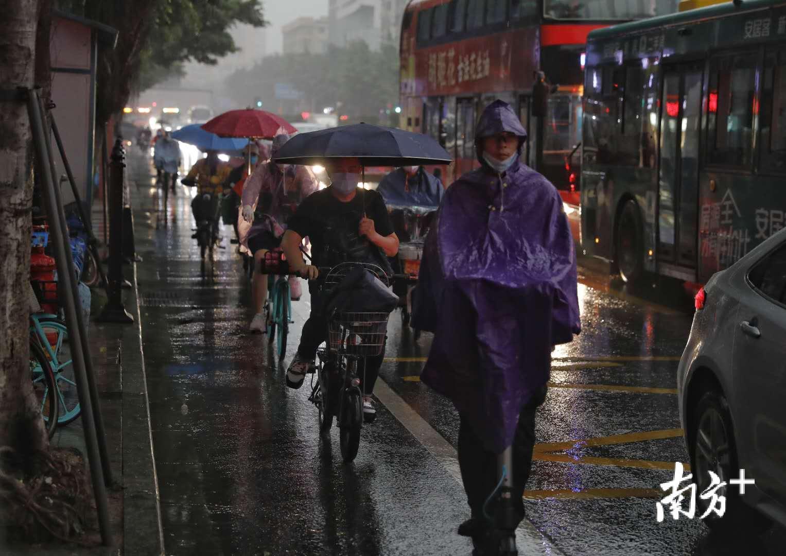 图集|广州晚高峰,小雨伴随着市民急匆回家的脚步