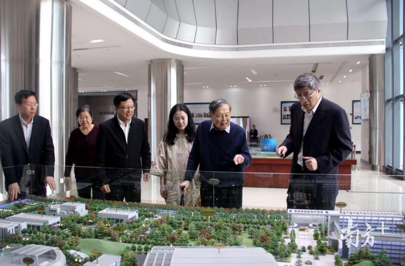 世界著名物理学家、诺贝尔奖获得者杨振宁和夫人访问中国散裂中子源 世界著名物理学家、诺贝尔奖获得者杨振宁和夫人访问中国散裂中子源