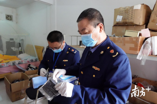 东莞市场监管局深入案发一线,严厉打击违法行为。 东莞市场监管局深入案发一线,严厉打击违法行为。