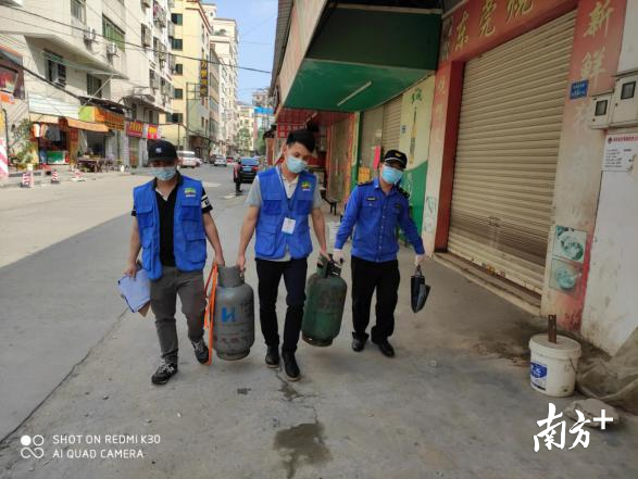 黄俊杰（中间）