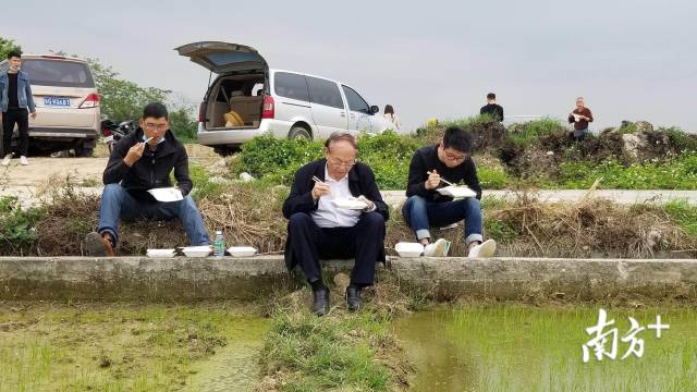 ç½é¡æé¢å£«ï¼ä¸­ï¼å¨ç°å¤´åçé¥­