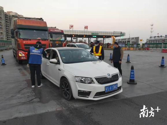 陈桂枝（左一）