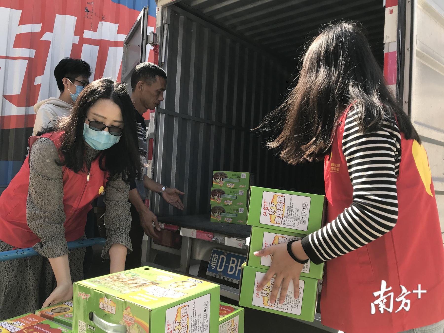 汕头引导更多市民“认购促销”参与消费扶贫。 汕头引导更多市民“认购促销”参与消费扶贫。