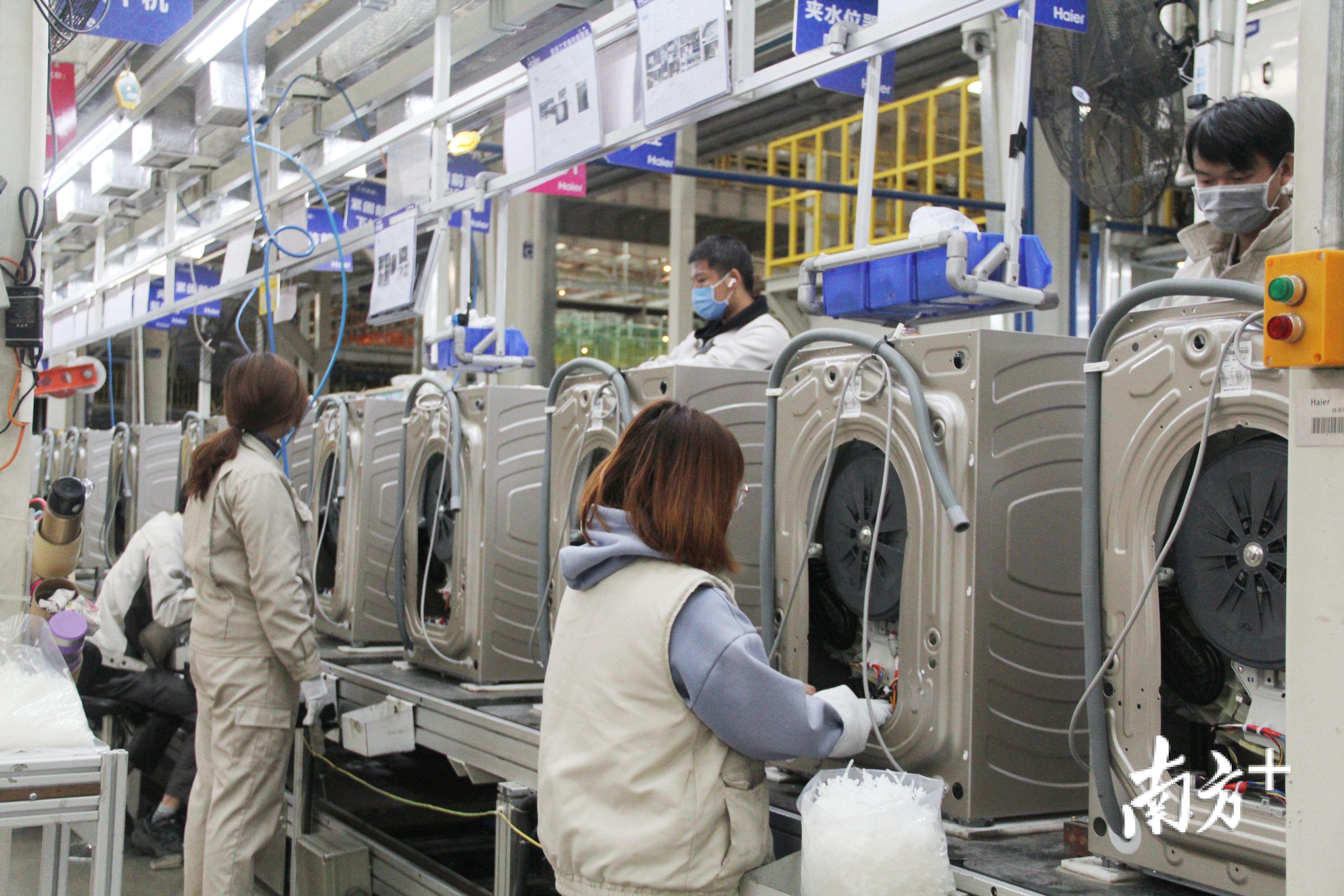 在佛山海尔滚筒洗衣机有限公司生产车间，工人正在工作。该企业复工复产情况获工信部企业复工复产调研组肯定。余晓敏 摄