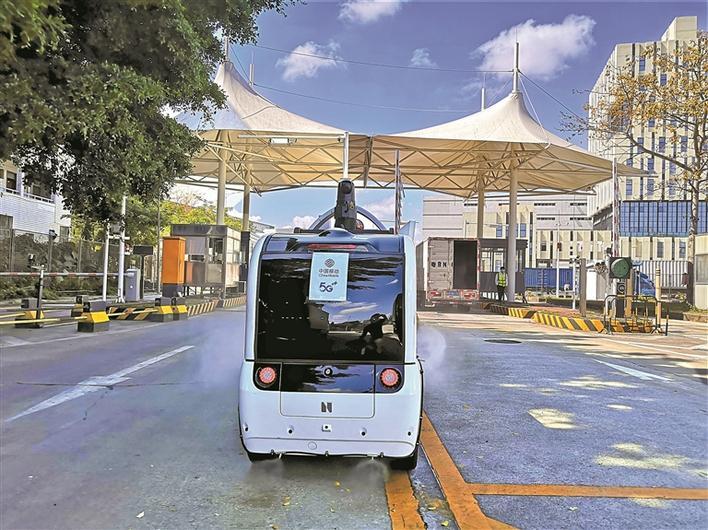 深圳出口加工区内的海关监管场,一辆"5g 无人防疫车"正进行智能消毒.