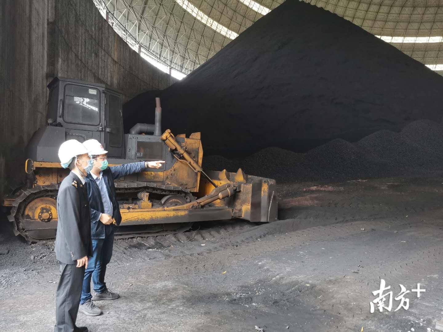 河源海关关员现场查看企业进口印度尼西亚动力煤库存情况。