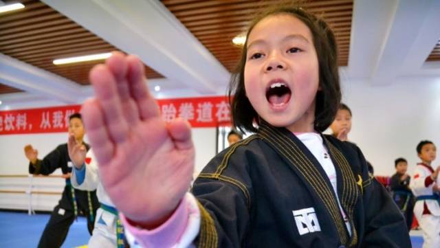 小学体育老师开课了，家里楼板准备好了没|科学健身一分钟