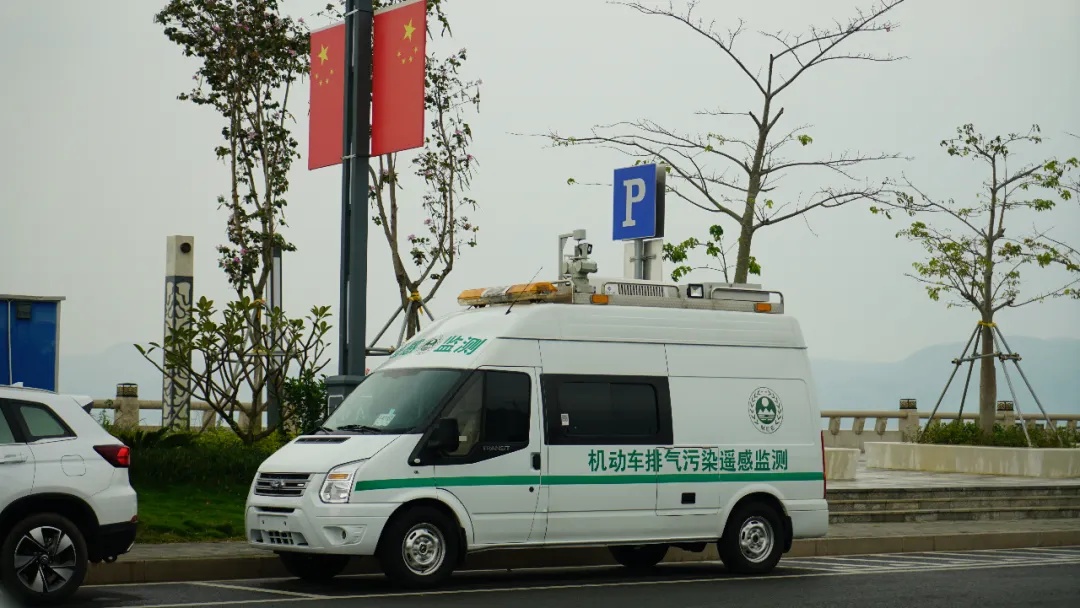 停放于市區(qū)金湖路夏樓美段的移動式機動車排氣污染遙感監(jiān)測車。