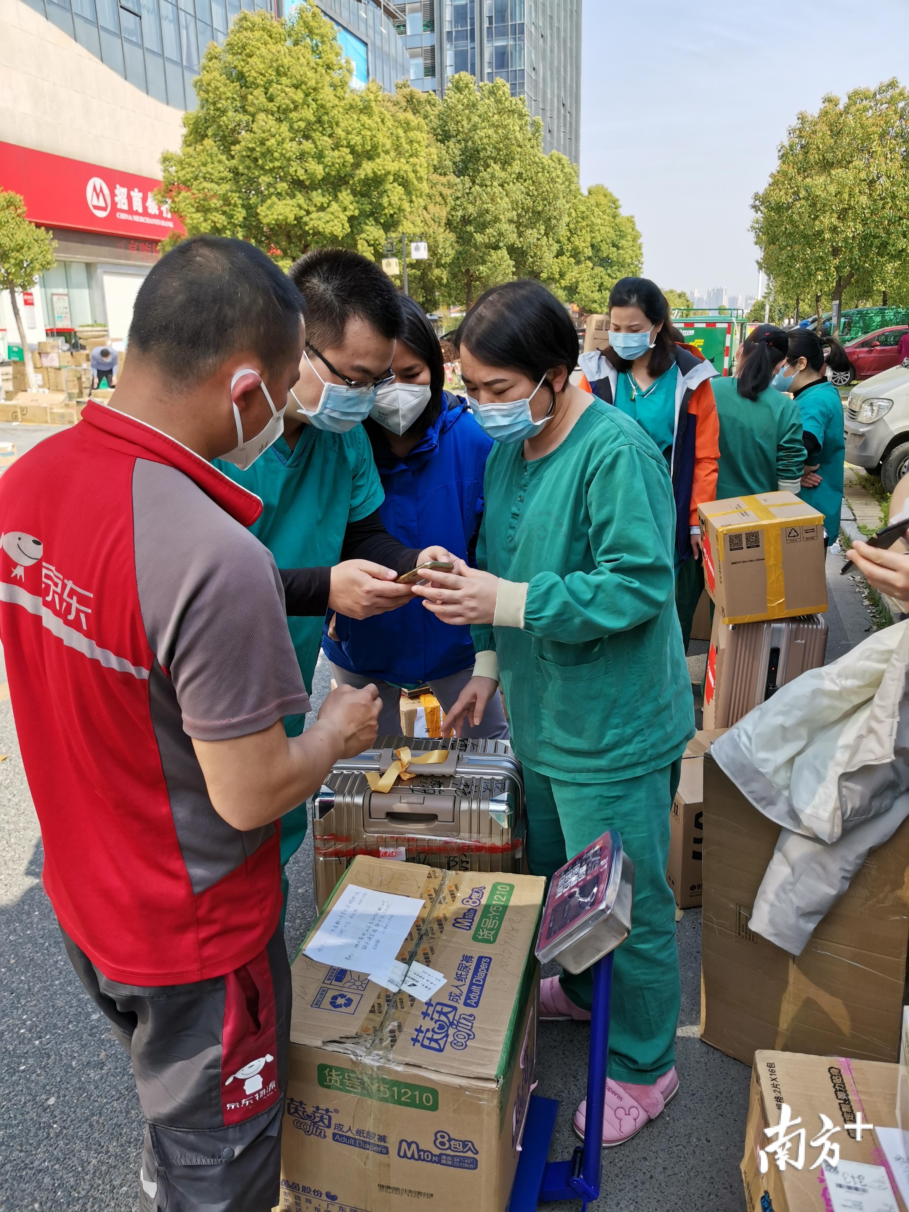 医疗队队员将行李寄出