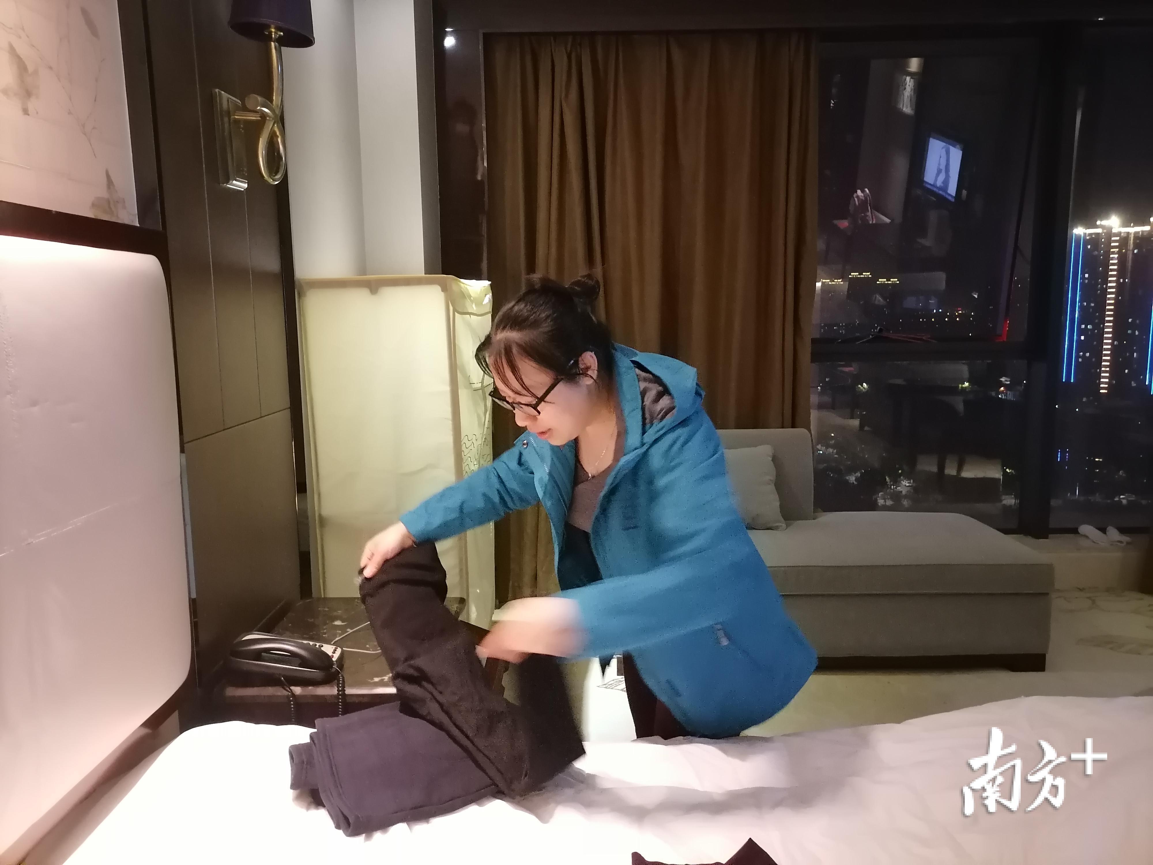 江门市新会区人民医院主管护师黄绍琼在整理衣物