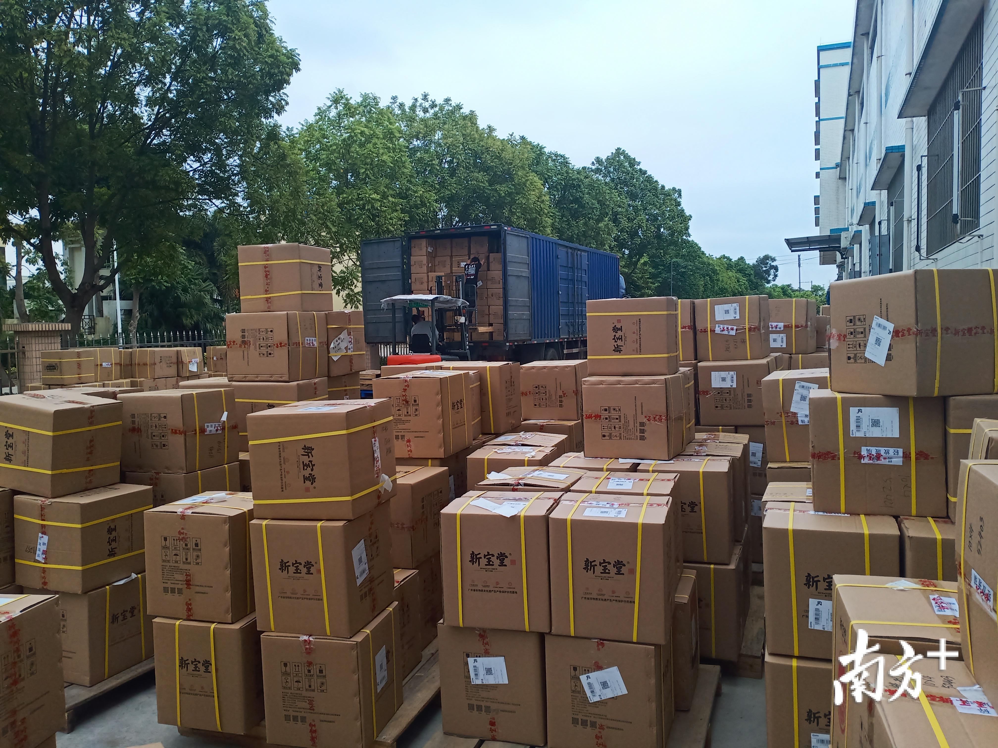 新宝堂线上销售的货物通过快递运往全国各地。受访者供图 新宝堂线上销售的货物通过快递运往全国各地。受访者供图