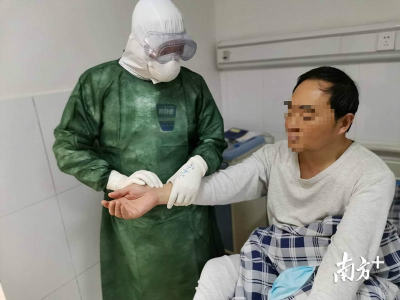 冯伟勋带领医护团队提供中医药诊疗服务。刘秋宜 摄