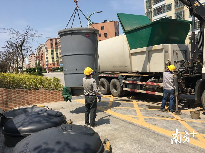 佛冈县率先使用地埋式垃圾桶，获得调研组一致好评。程浩 摄