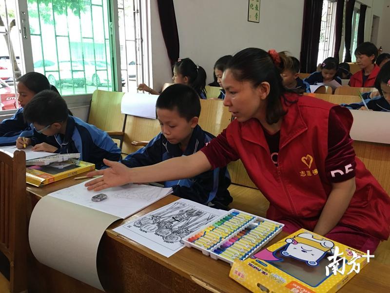 佛冈志愿者开展志愿活动，义务帮助学生学习画画。程浩 摄