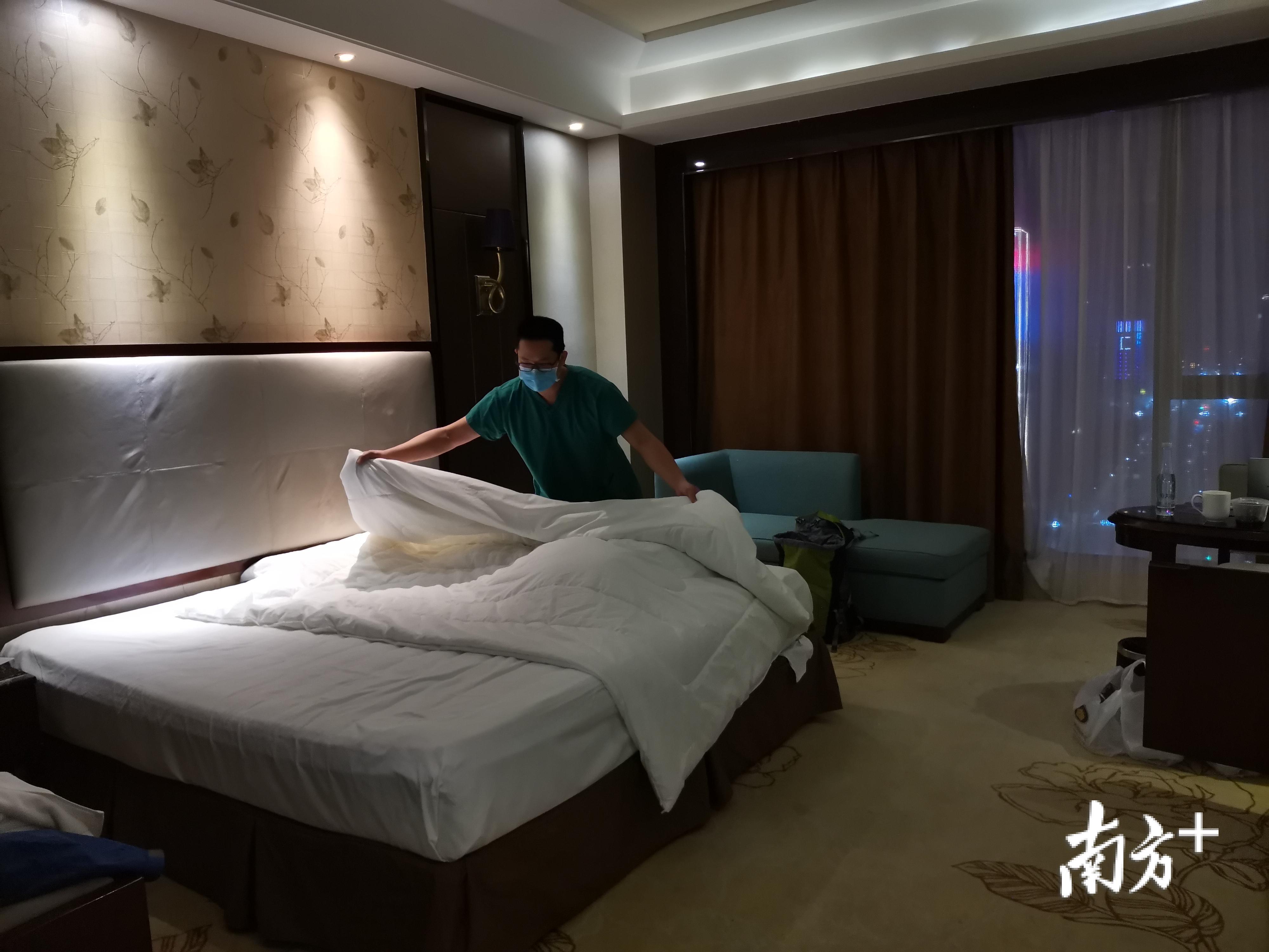 江门首批支援湖北医疗队队长钟景良在收拾床铺