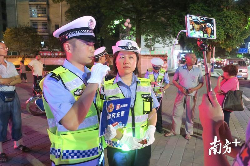 佛冈县公安局交警大队在县城多个路口开展夜查行动，并进行网络直播。
