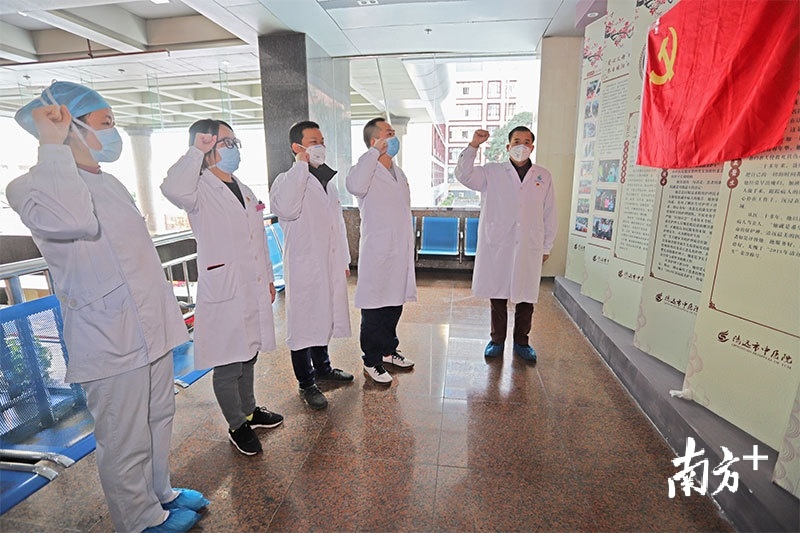 冯伟勋与发热门诊临时党支部党员重温入党誓词。刘秋宜 摄