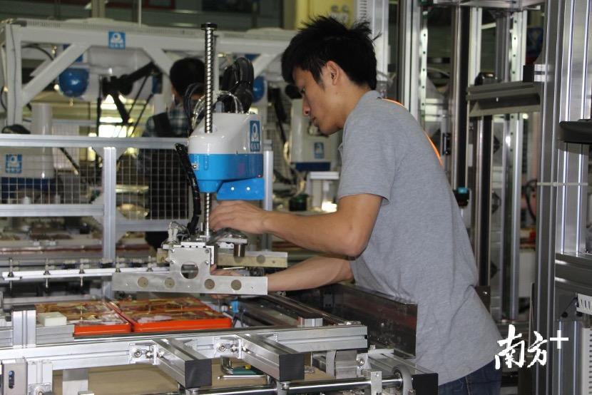 李群自动化的科研人员在调试设备。