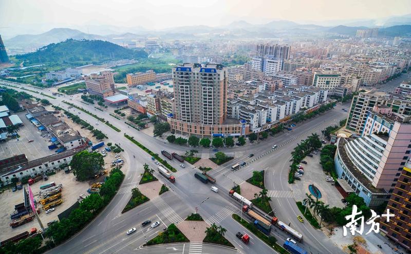 近年来，佛冈开创建国家卫生城市工作，县城城市面貌焕然一新。程浩 摄