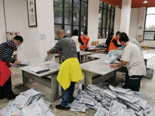 党员一线冲锋| 10万张资料！东莞这群高三学子收到“定心丸”