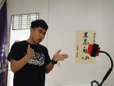 党员一线冲锋|兼任司机防疫员，他组织师生支援口罩生产