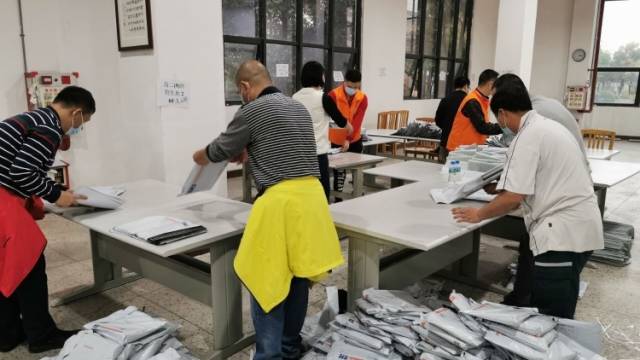 党员一线冲锋| 10万张资料！东莞这群高三学子收到“定心丸”